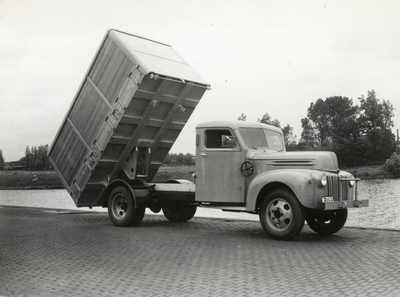 811747 Afbeelding van een vrachtwagen met kipconstructie, geproduceerd door de Carrosserie- en Constructiewerkplaatsen ...